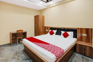 A bed or beds in a room at OYO Flagship Hotel Radiant