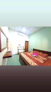Tempat tidur dalam kamar di Sanity Door Rooms and Hostel