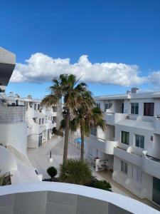 vista dal balcone di un edificio di Océano Fuerte a Costa de Antigua