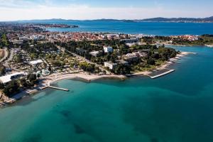 Vue aérienne d'une ville sur l'eau dans l'établissement Family apartments Zadar, à Zadar