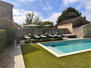 un jardín con piscina y algunas sillas y una casa en Magnifique Maison Piscine et Base Nautique à 100m, en Luzech
