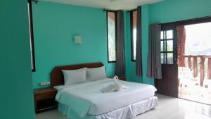 Кровать или кровати в номере Garden View Resort Tonsai