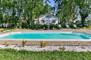 uma casa com piscina em frente a uma casa em Villa Montel - Havre de paix à Graveson em Graveson