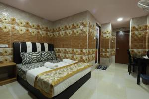 um quarto com uma cama e uma mesa num quarto em CAMERON KEA FARM HOTEL Islamic concept Hotel em Brinchang