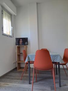 um quarto com três cadeiras e uma mesa e uma televisão em Monolocale 2\4 posti presso Residence la Spiaggia em Marotta