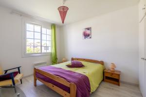 een slaapkamer met een bed en een raam bij Villa de la mer - Bretignolles in Brétignolles-sur-Mer