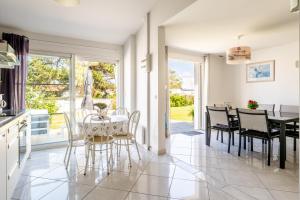 een keuken en eetkamer met een tafel en stoelen bij Villa de la mer - Bretignolles in Brétignolles-sur-Mer