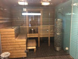 una sauna con banco y un hombre en el espejo en Villa Meriheinä, en Pori