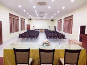 um quarto grande com uma mesa e cadeiras em Samrongsen Hotel em Kampong Chhnang