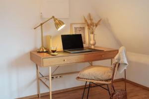 Una televisión o centro de entretenimiento en Boho Apartment für 4 Wunderschöne Dachterrasse