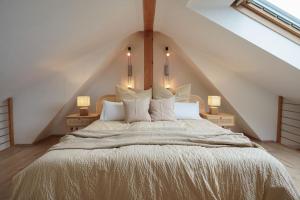 - une chambre mansardée avec un grand lit dans l'établissement Boho Apartment für 4 Wunderschöne Dachterrasse, à Eppelheim