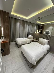 um quarto de hotel com duas camas e um espelho em منزل - شقة فاخرة في الملقا j3 em Riyadh