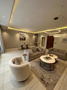uma sala de estar com um sofá e uma mesa em منزل - شقة فاخرة في الملقا j3 em Riyadh