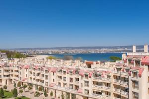 ariaal uitzicht op een groot appartementencomplex met een meer bij Oceanview Oasis in Varna