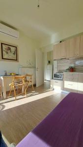 un salon avec une table et une cuisine dans l'établissement Rose, à Héraklion 4 autres photos