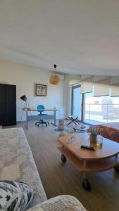 un salon avec un canapé et une table dans l'établissement Rose, à Héraklion