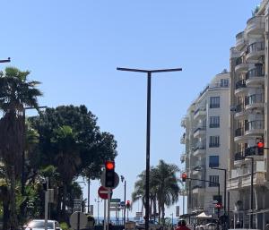 a traffic light on a city street with buildings at Appartement Nice Magnan in Nice