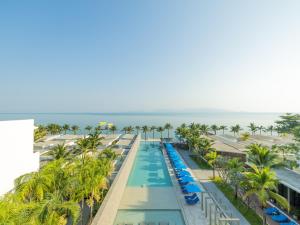 eine Luftaufnahme des Pools im Resort in der Unterkunft Explorar Koh Samui - Adults Only Resort and Spa in Mae Nam