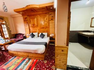 Habitación de hotel con cama y baño en santoshi Lodge, en Zirakpur