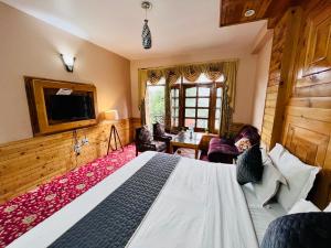 1 dormitorio con 1 cama grande en una habitación en santoshi Lodge, en Zirakpur