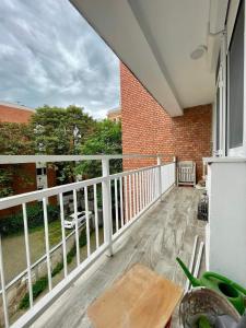 einen Balkon eines Hauses mit weißem Geländer in der Unterkunft Pipacs Apartman in Szeged