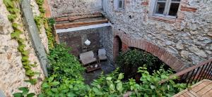 einen Blick über ein Gebäude mit einer Treppe und Pflanzen in der Unterkunft Love room Perpignan donjon 35mn de Perpignan in Perpignan