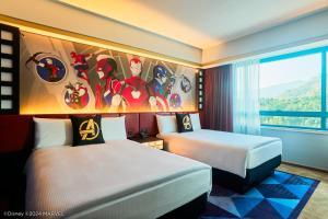 una camera d'albergo con due letti e una finestra di Disney's Hollywood Hotel a Hong Kong