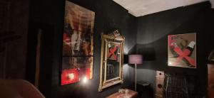 um quarto com um espelho e fotografias na parede em Love room Perpignan donjon 35mn de Perpignan em Perpignan