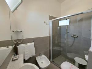 łazienka z prysznicem, toaletą i umywalką w obiekcie Hotel Joli w Cesenatico +30 zdjęć