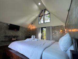 Schlafzimmer mit einem großen weißen Bett und einem Fenster in der Unterkunft 385 Lake 