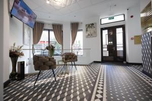 a waiting room with two chairs and a tv at Opera Hotel in Timişoara