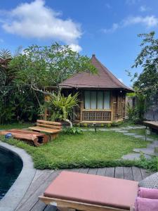 una casa con una piscina di fronte di Swarma Villa Ubud Near Sacred Monkey Forest Sanctuary ad Ubud