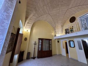 un corridoio di un edificio con soffitto in pietra di Casa Begi a Guagnano