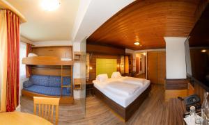 Postel nebo postele na pokoji v ubytování Hotel-Pension Egger