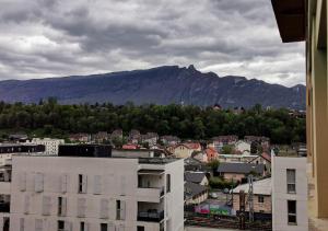 uma vista para uma cidade com montanhas ao fundo em Le Coqu'Aix - Hyper-Centre - Parking - Wifi - Netflix em Aix-les-Bains
