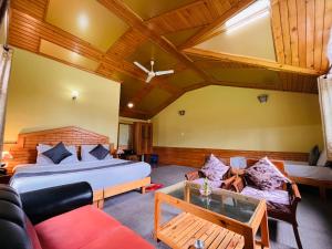 um quarto com uma cama, um sofá e uma mesa em Sanpat Root Royal em Chandīgarh
