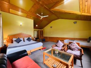 um quarto com uma cama, um sofá e uma mesa em Sanpat Root Royal em Chandīgarh