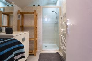 ein kleines Bad mit Dusche in einem Zimmer in der Unterkunft Gite du Moulin in Saint-Laurent-dʼAndenay