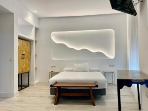 1 dormitorio con 1 cama y 1 mesa en Hotel Alamo en Alicante