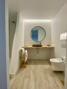 La salle de bains est pourvue de toilettes et d'un miroir. dans l'établissement Hotel Alamo, à Alicante