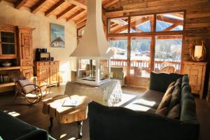 a living room with a couch and a fireplace at Chalets Grands Montets in Chamonix-Mont-Blanc