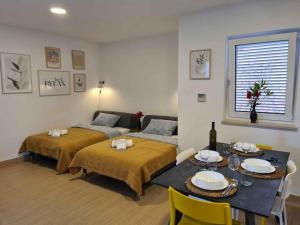 Posteľ alebo postele v izbe v ubytovaní Apartments in Dramalj 41208