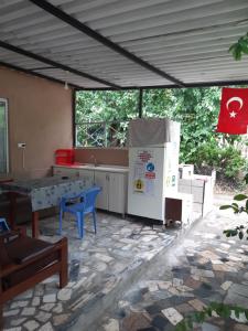 patio con mesa y nevera en Erdek Özlem Pansiyon en Erdek