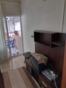 Μια τηλεόραση ή/και κέντρο ψυχαγωγίας στο Erdek Özlem Pansiyon +8 φωτογραφίες