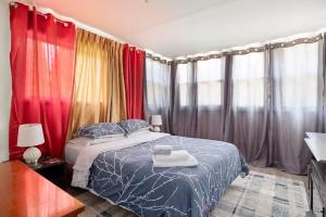 um quarto com uma cama e algumas cortinas em Relaxing 2BR Lakehouse by CozySuites em Copake