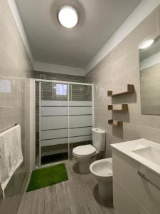 W łazience znajduje się toaleta, umywalka i lustro. w obiekcie Apartamento Playa vistas 2 w mieście Los Cristianos