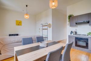 Una cocina y una sala de estar con mesa y sillas. en Le Yellow - Centre de Bordeaux, en Burdeos