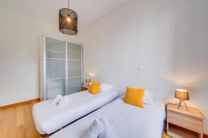 Dos camas en una habitación con ventana. en Le Yellow - Centre de Bordeaux, en Burdeos 4 fotos más