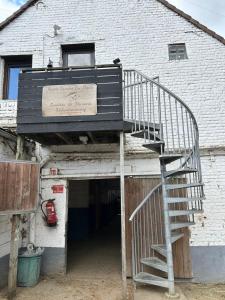 um edifício com uma escada que leva a uma garagem em Sweet Dreams by Pegase em Vlezenbeek