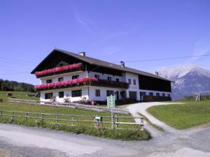 ein schwarzweißes Haus mit Blumen drauf in der Unterkunft Ferienwohnung Stillerhof in Innsbruck